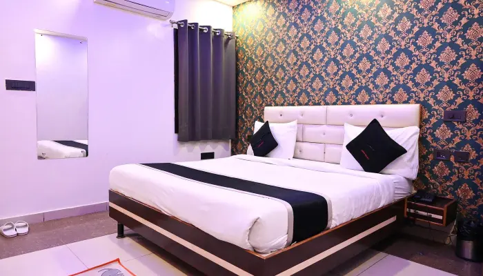 Hotel Crystal Inn, Charbagh Lucknow, Best call girl service and Independent escorts - Budget Hotel Facaden